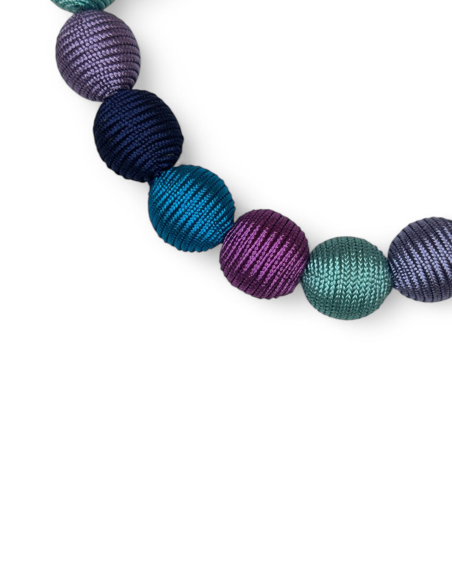 Collier ras de cou en soie artisanale bleu violet argenté et vert