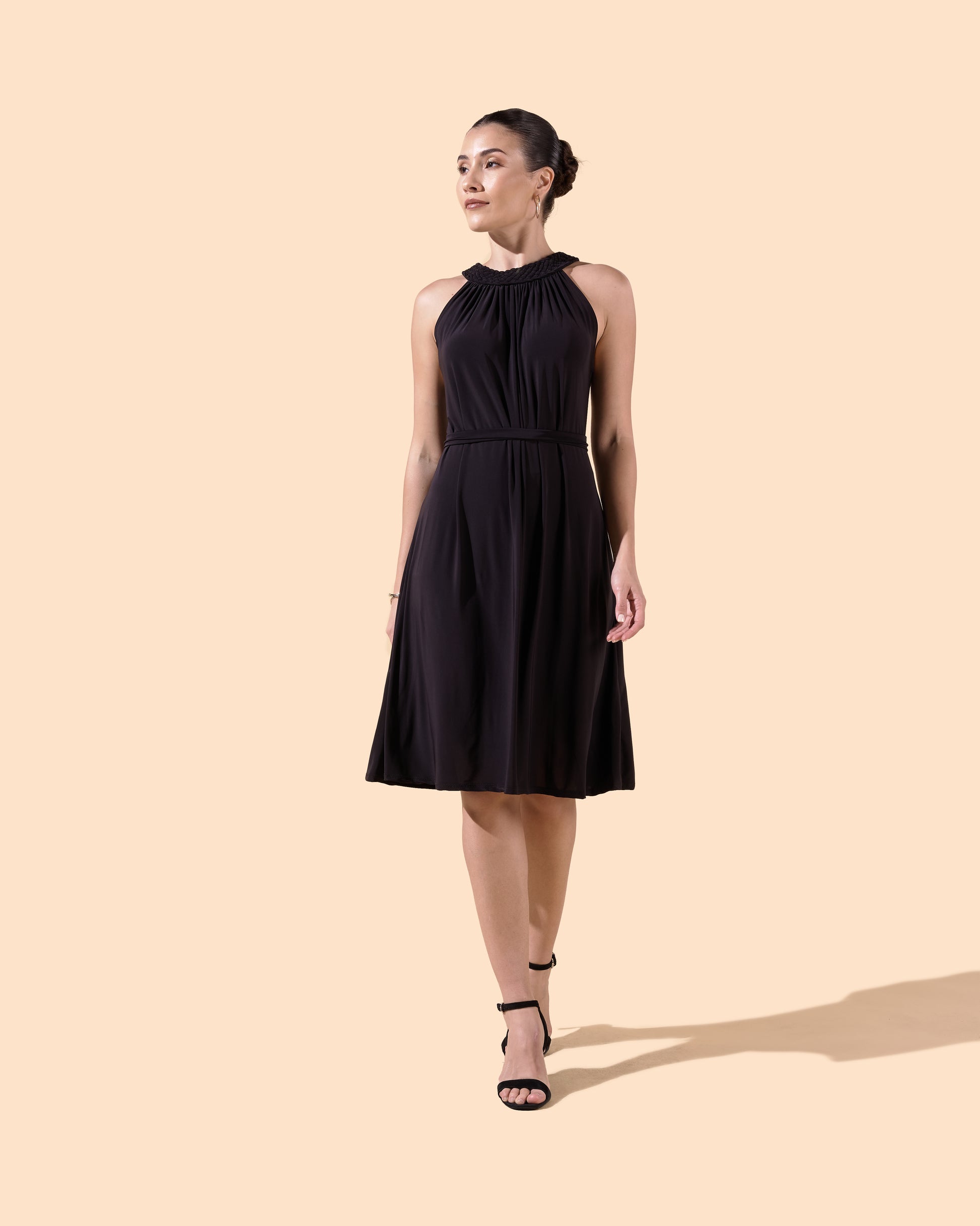 Robe courte évasé col montant tressé ceinture couleur noire