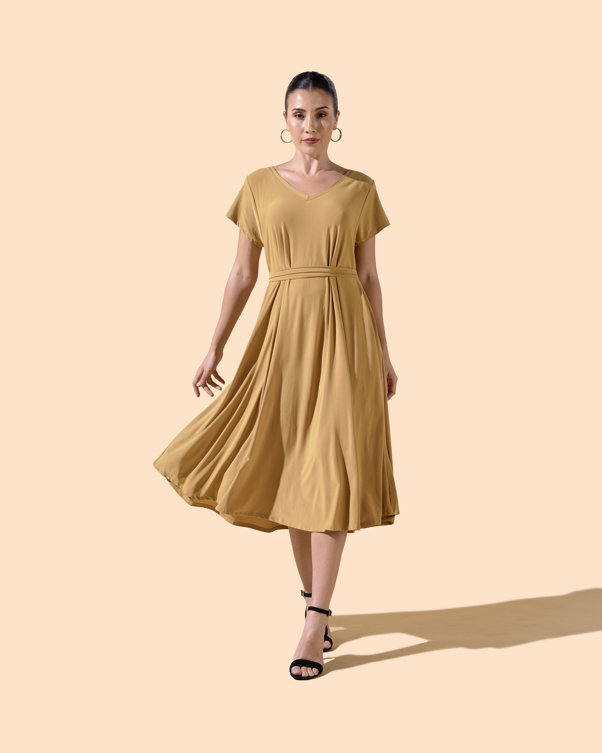Robe courte et évasée manches courtes col V avec ceinture couleur moutarde