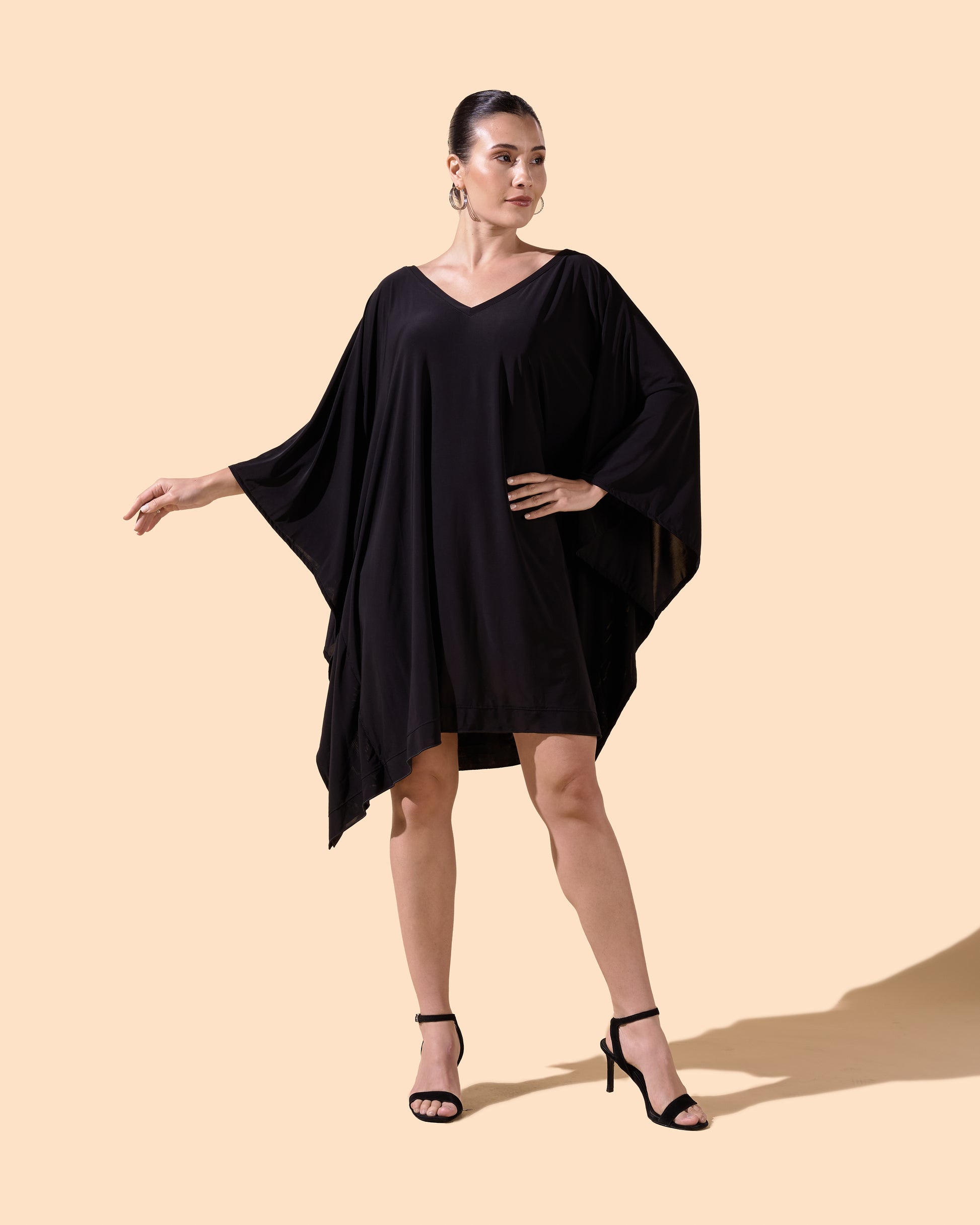Robe courte chauve-souris manches oversize col V couleur noire  