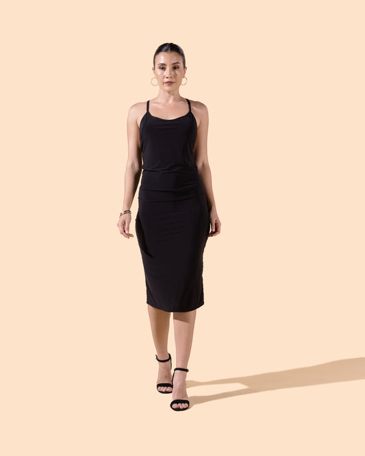 Robe courte près du corps dos nu avec les bretelles croisées au dos couleur noire