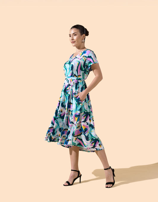 Robe courte imprimée et évasée manches courtes col V avec ceinture