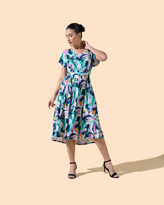 Robe courte imprimée et évasée manches courtes col V avec ceinture