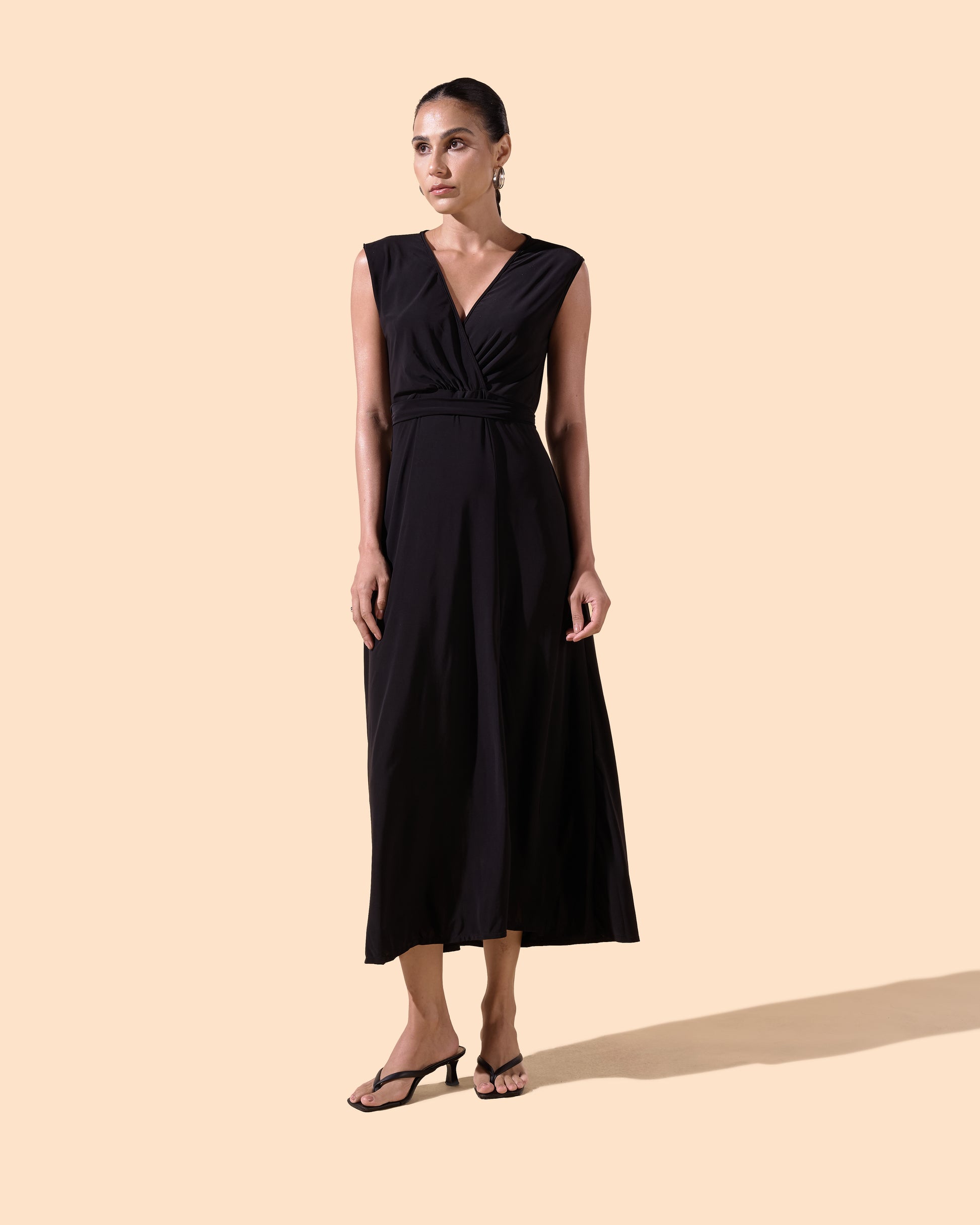 Robe longue tendance de couleur noire, avec un col V et une fente latérale.