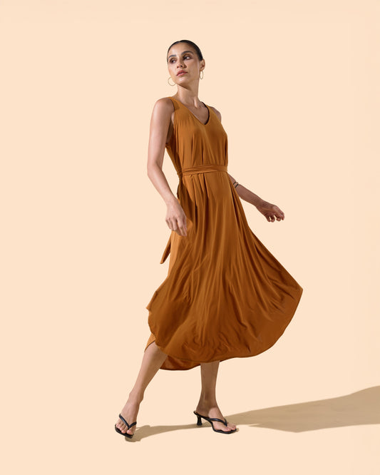 Robe longue fluide col V avec ceinture couleur marron 