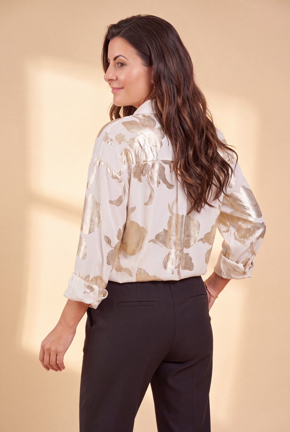 Chemise AIA blanche à fleurs dorées, vue de dos – Osanna Creazione