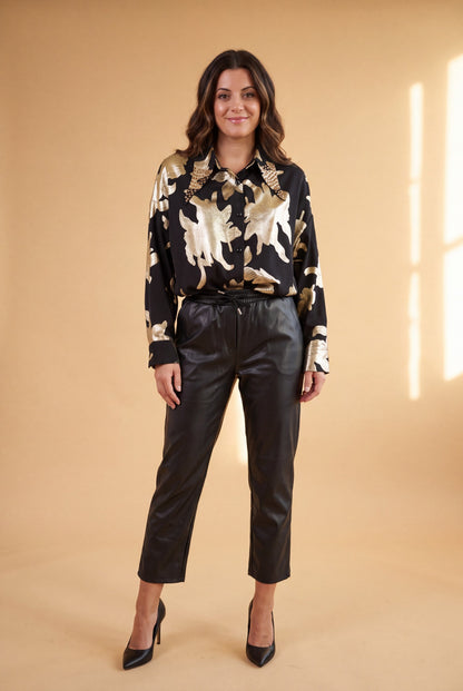 Chemise AIA noire à fleurs dorées, vue de face – Osanna Creazione