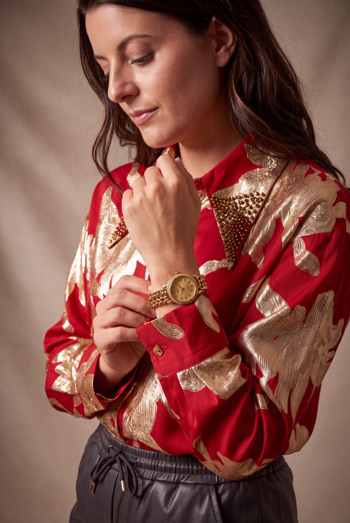 Chemise AIA rouge à fleurs dorées, détail du col – Osanna Creazione