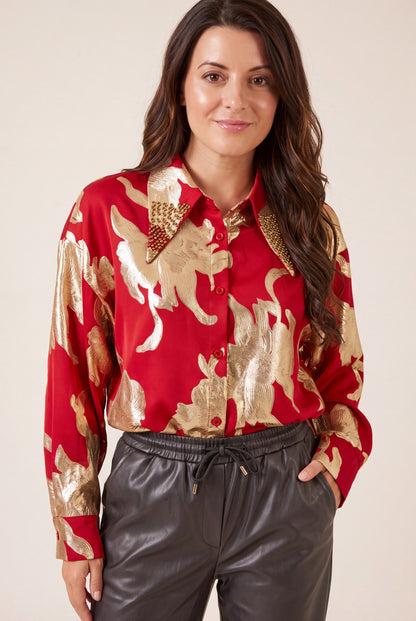 Chemise AIA rouge à fleurs dorées, vue de face – Osanna Creazione