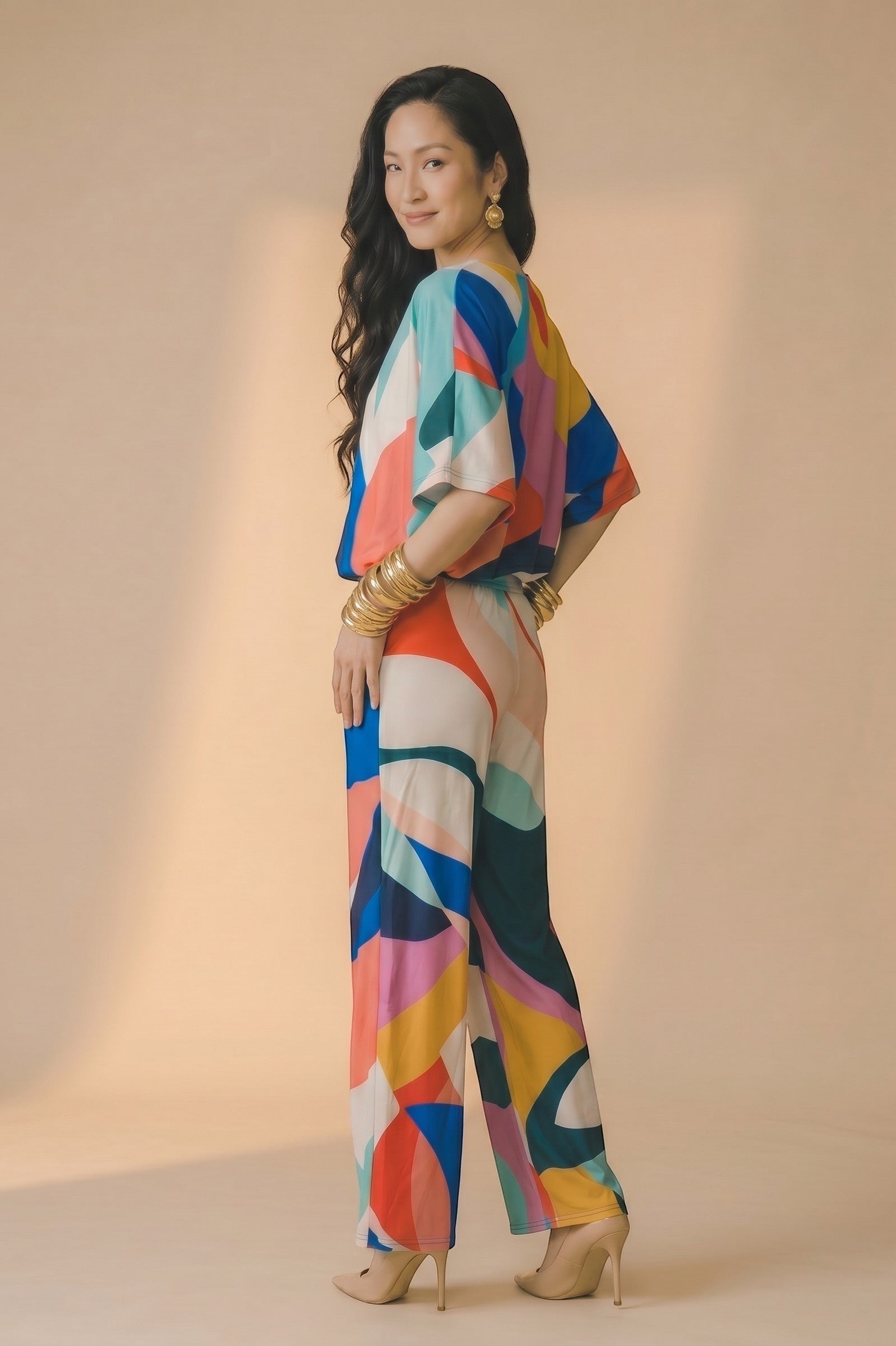 Osanna Creazione Toralie, combinaison pantalon fluide à imprimé abstrait multicolore, col V, manches larges.