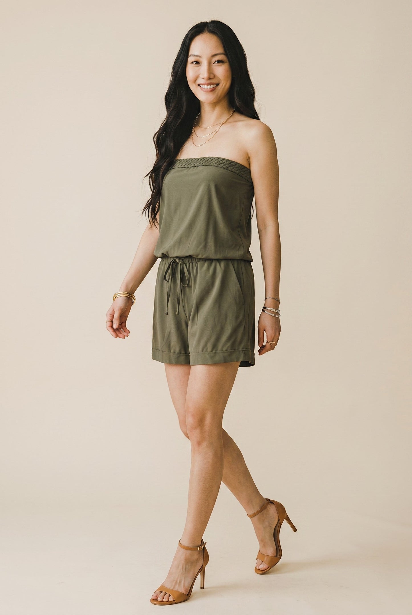 Combishort bustier fluide kaki de Osanna Creazione avec tresse faite à la main et taille marquée. Idéal pour un look décontracté ou chic.