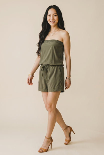 Combishort bustier fluide kaki de Osanna Creazione avec tresse faite à la main et taille marquée. Idéal pour un look décontracté ou chic.