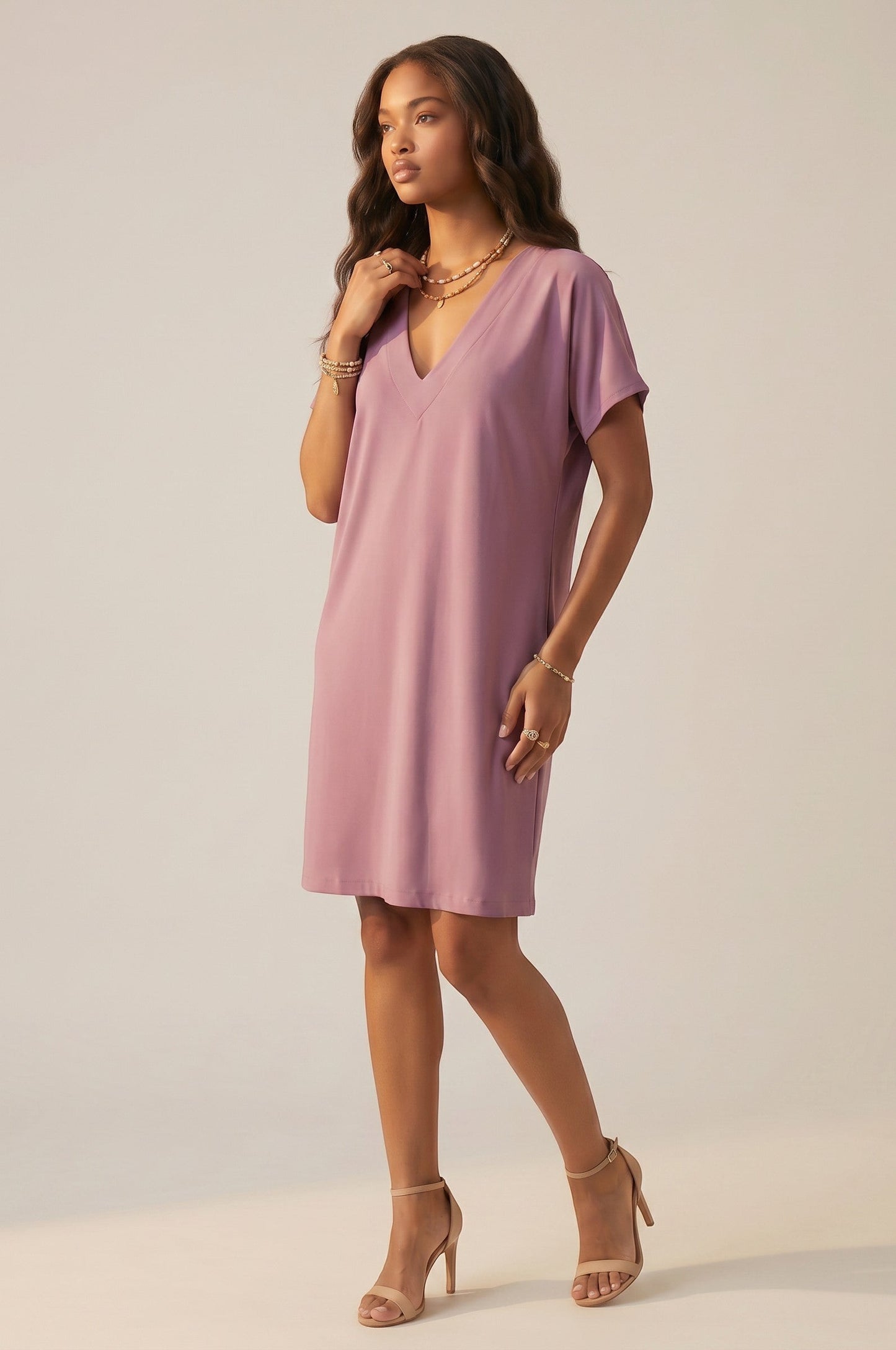 Osanna Creazione Abi short straight dress in mauve with V-neck and short sleeves, sold with belt. Model is wearing jewelry and nude heels.
