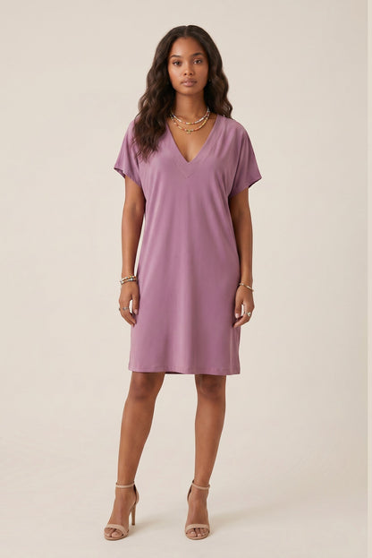 Osanna Creazione Abi short straight dress in mauve with V-neck and short sleeves, sold with a belt.