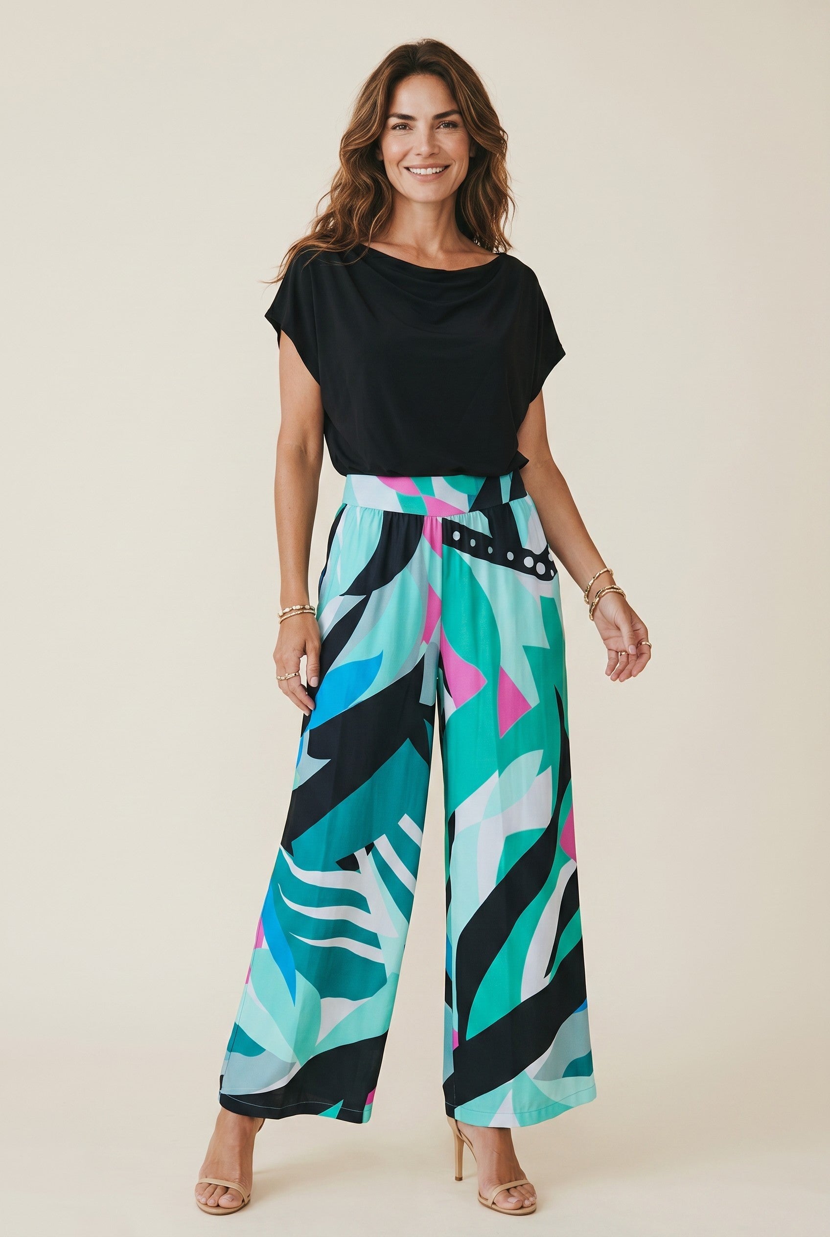 Osanna Creazione Pantalon ample fluide Camila, imprimé abstrait turquoise, rose et noir, coupe large, taille haute, poches latérales.