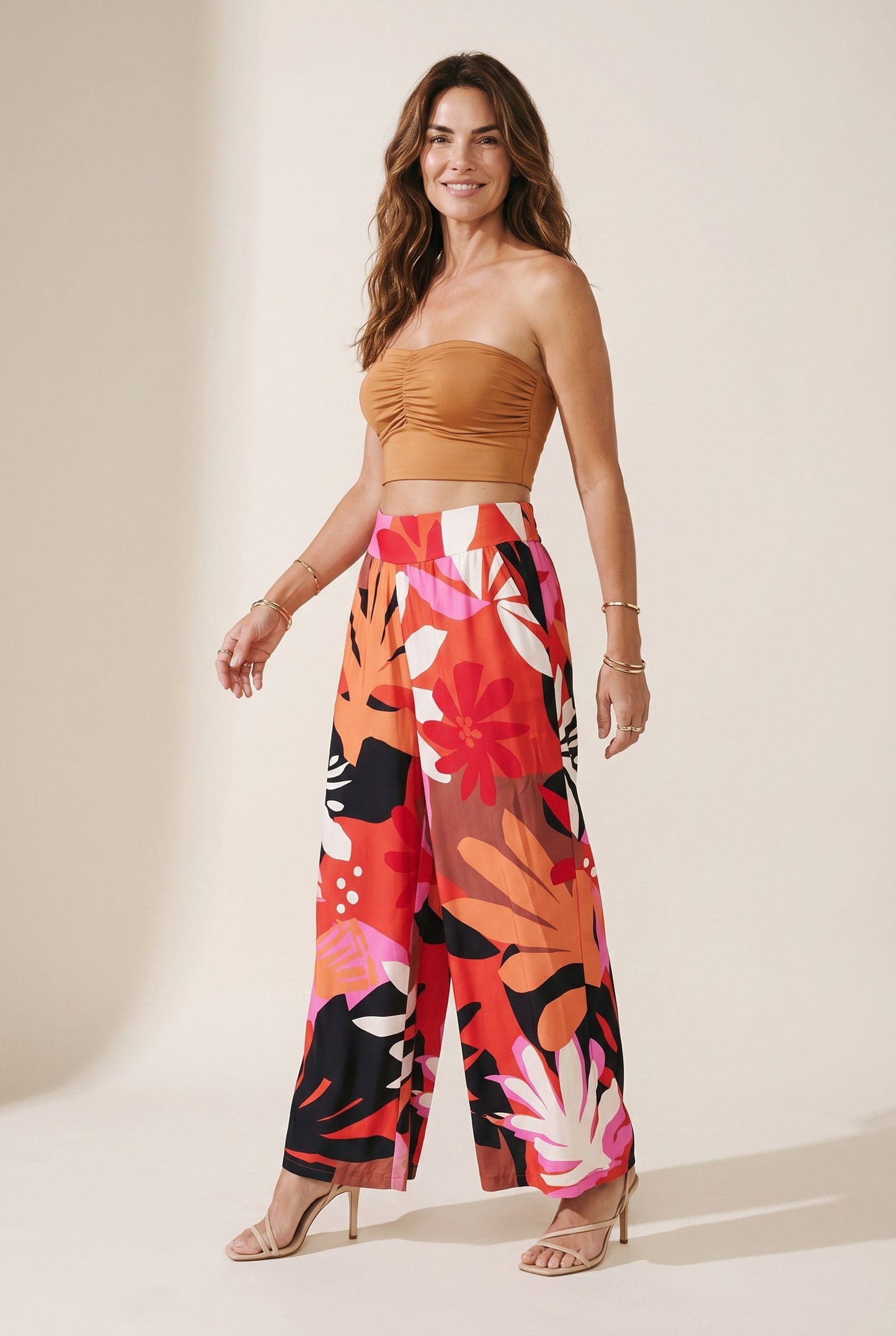 Osanna Creazione Pantalon ample fluide Camila imprimé floral rouge, orange, rose et noir, coupe large, poches latérales, taille haute élastiquée.