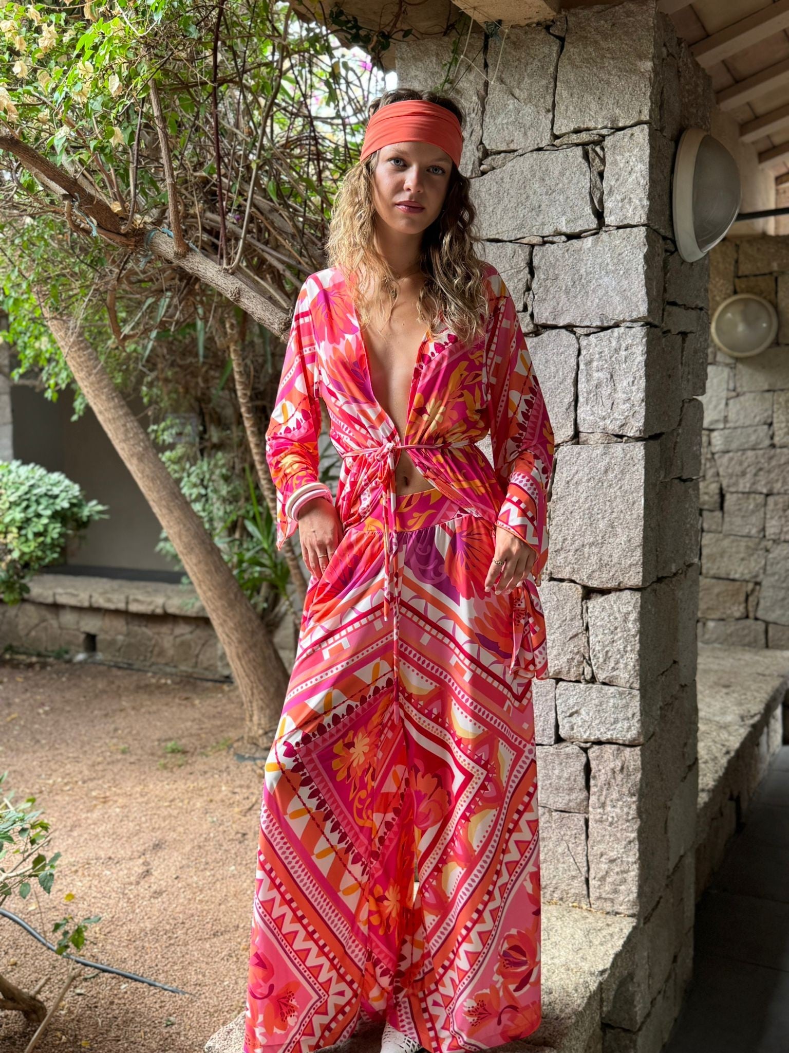 Pantalon ample fluide Camila Osanna Creazione rose et orange à imprimé floral, taille haute, poches latérales.