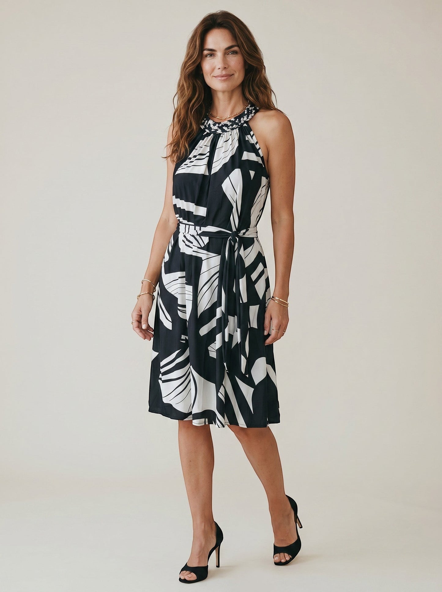 Robe courte noire et blanche Osanna Creazione avec col tressé, ceinture amovible et imprimé abstrait