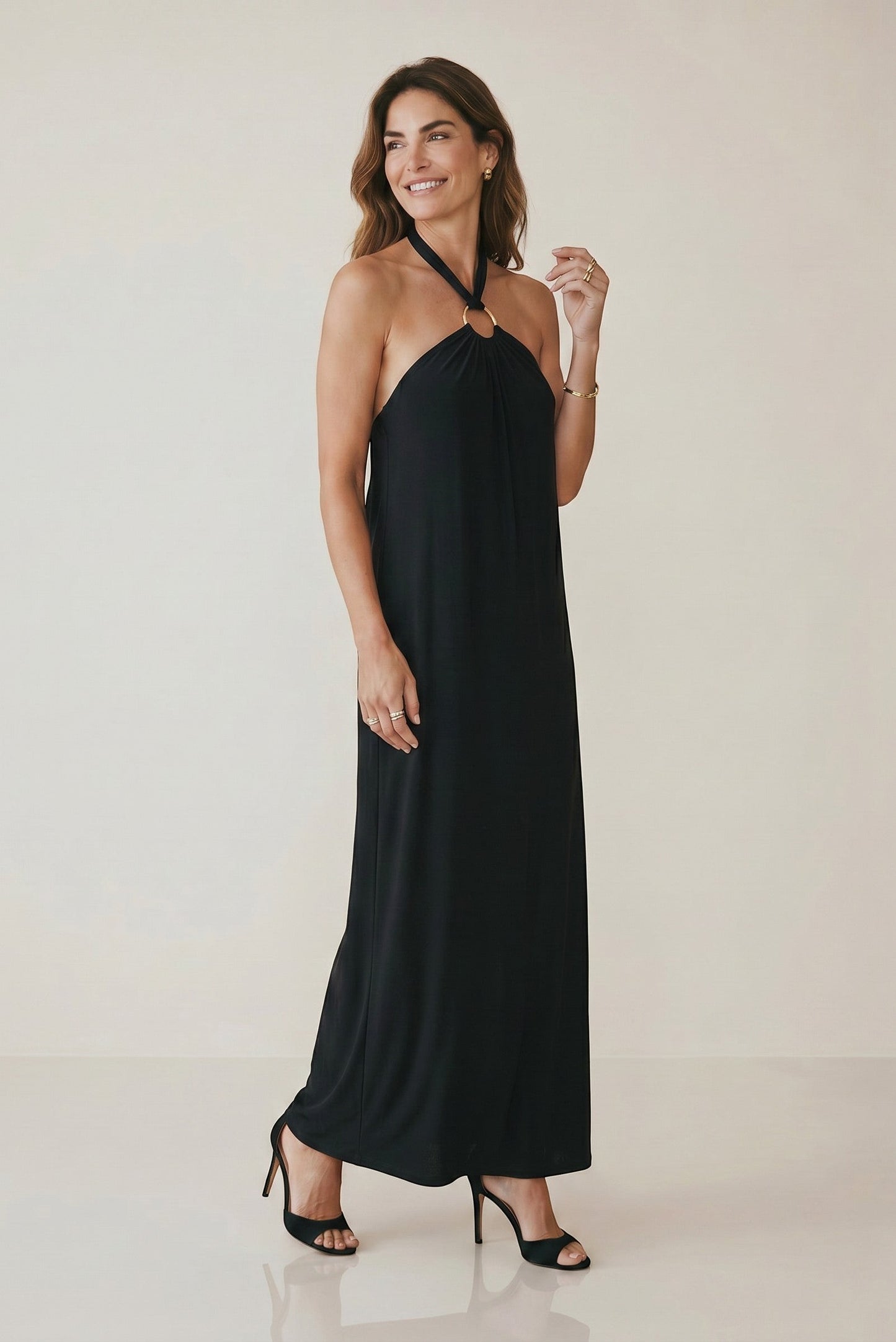Osanna Creazione robe longue noire dos nu avec lien à nouer et anneau doré, matière fluide, portée par une femme