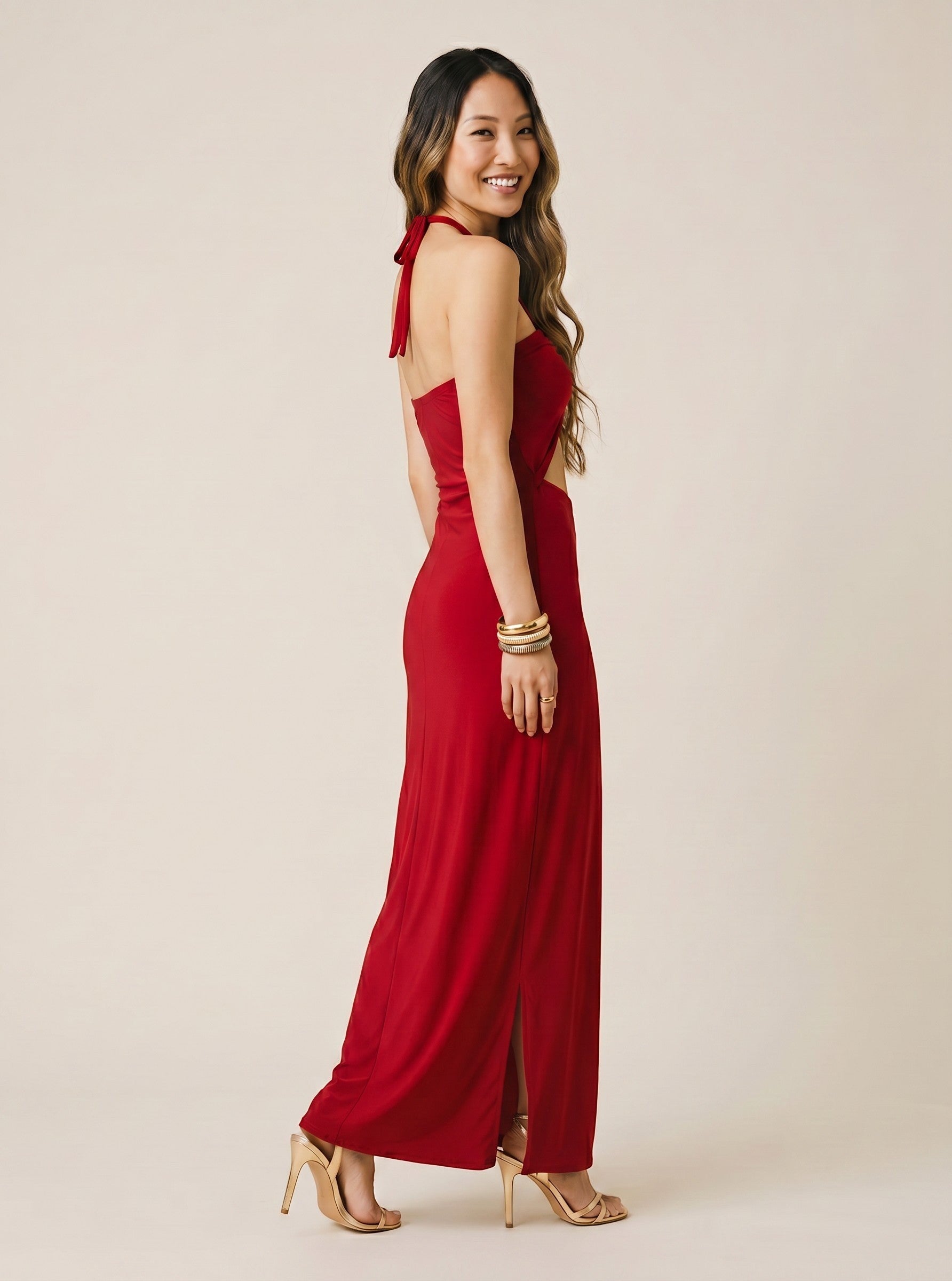 Osanna Creazione Robe longue rouge dos nu avec découpe au ventre et fente latérale, lien à nouer à la nuque.