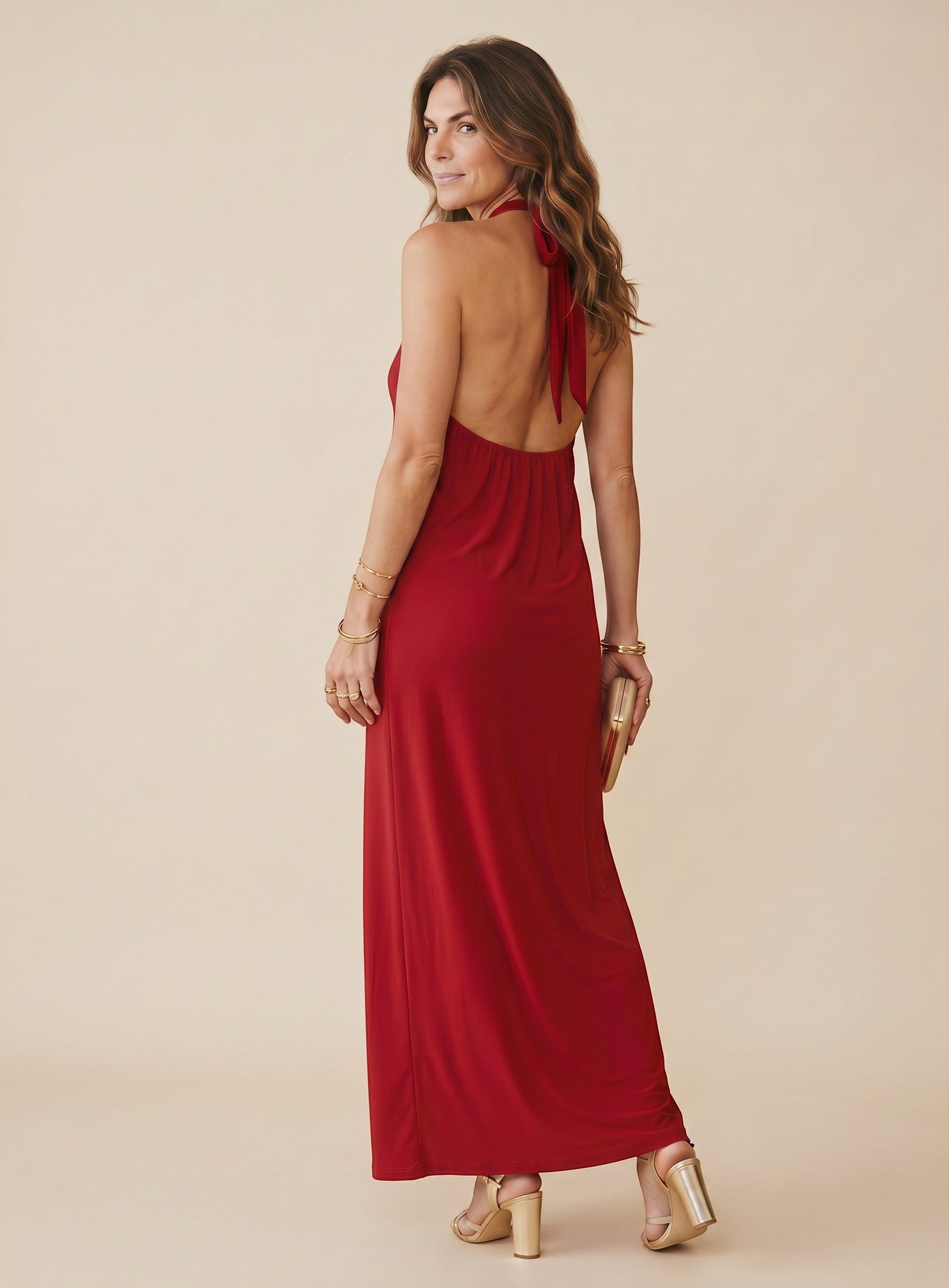 Osanna Creazione robe longue rouge dos nu Jilo, lien à nouer au cou, anneau doré, matière fluide, taille unique.