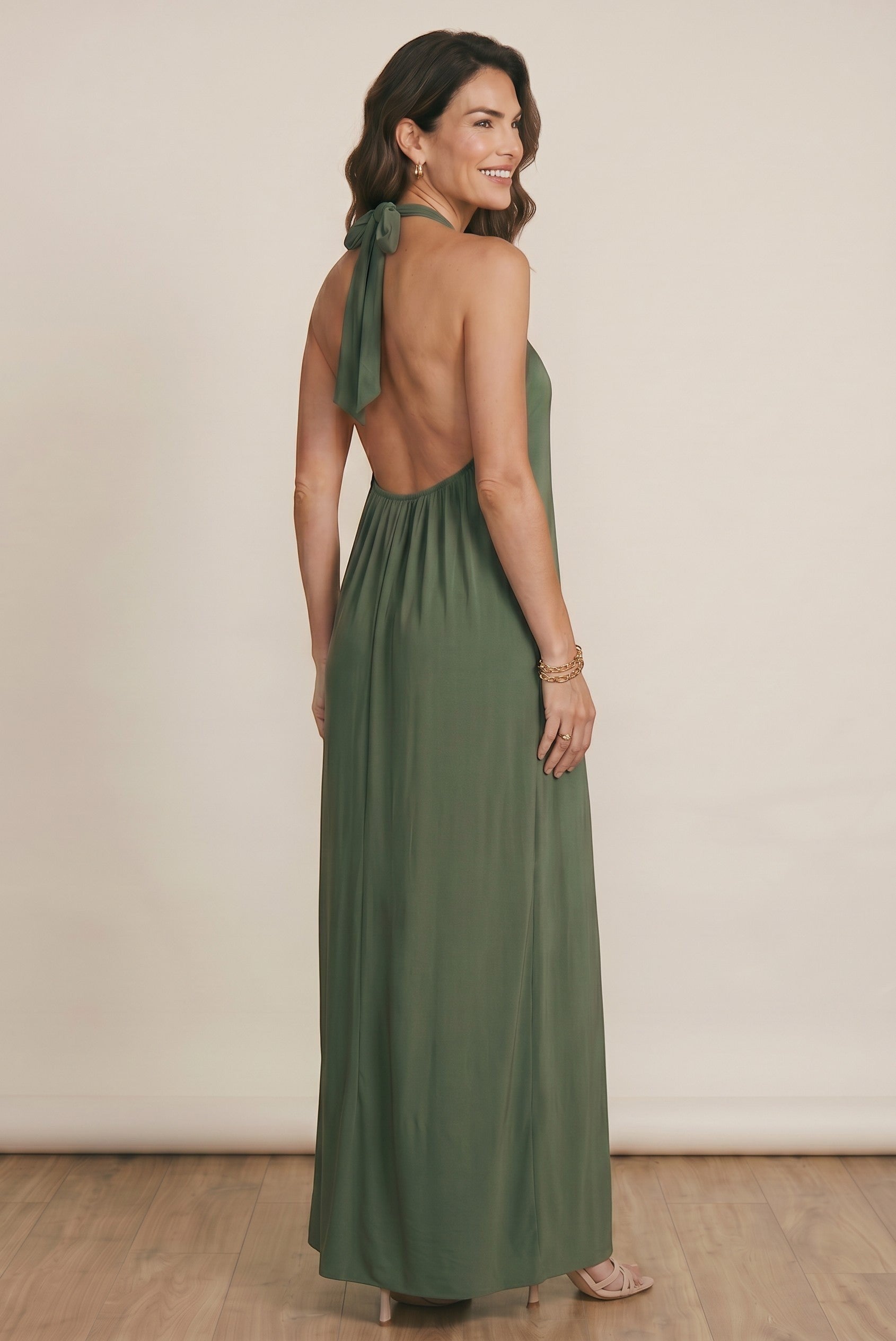 Osanna Creazione robe longue verte dos nu avec lien à nouer à la nuque et anneau doré. Matière fluide.