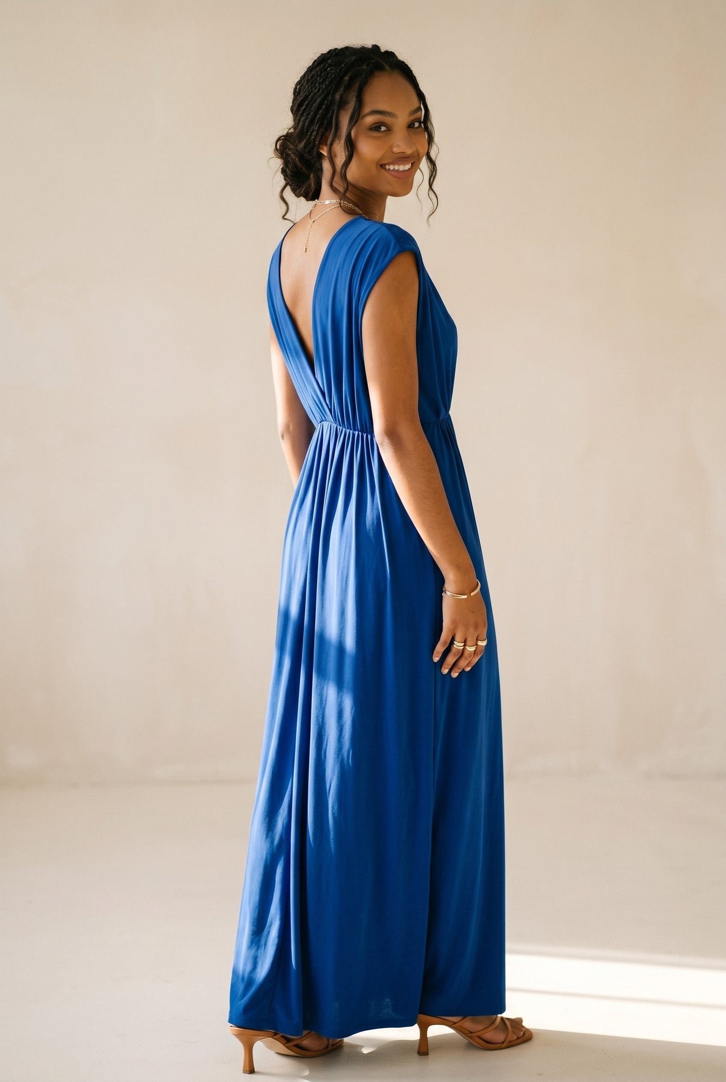 Osanna Creazione Robe longue empire bleue col V fluide et évasée, élastique sous poitrine.