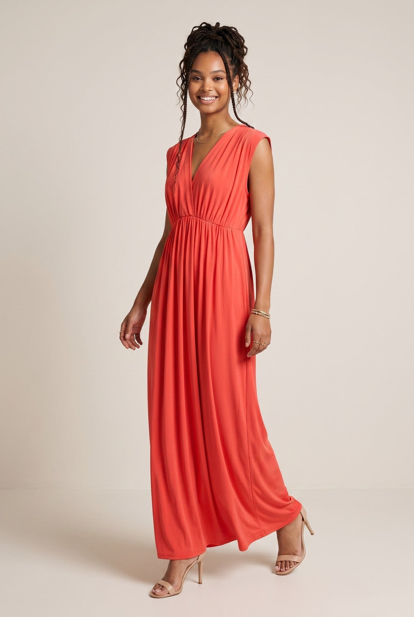 Robe longue corail à coupe empire et col V, élastique sous poitrine, par Osanna Creazione