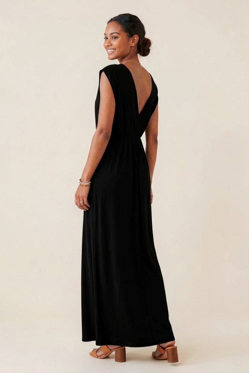 Osanna Creazione Robe longue empire noire, col V devant et dos, élastique sous poitrine, coupe fluide et évasée.
