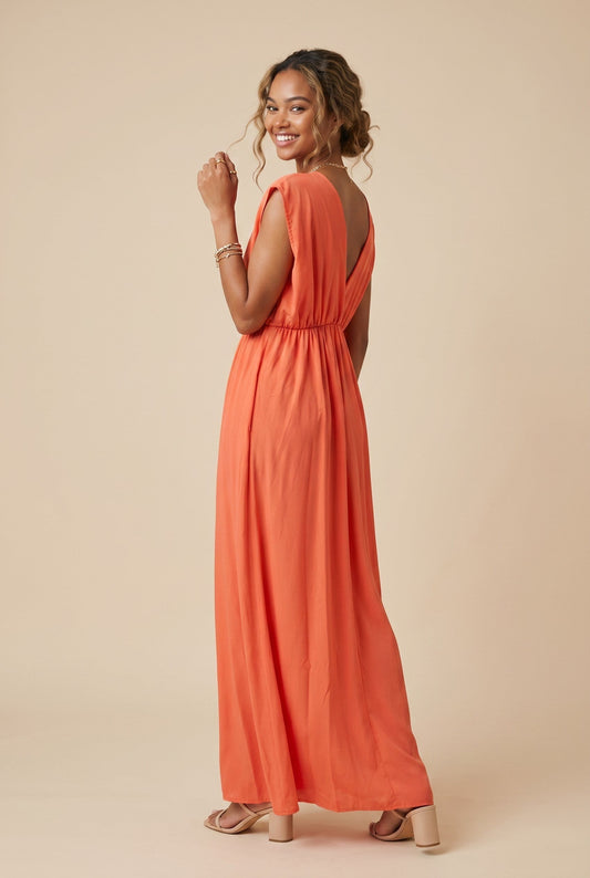 Robe longue empire orange corail Baleate Osanna Creazione, col V devant et dos, élastique sous poitrine, bas fluide.