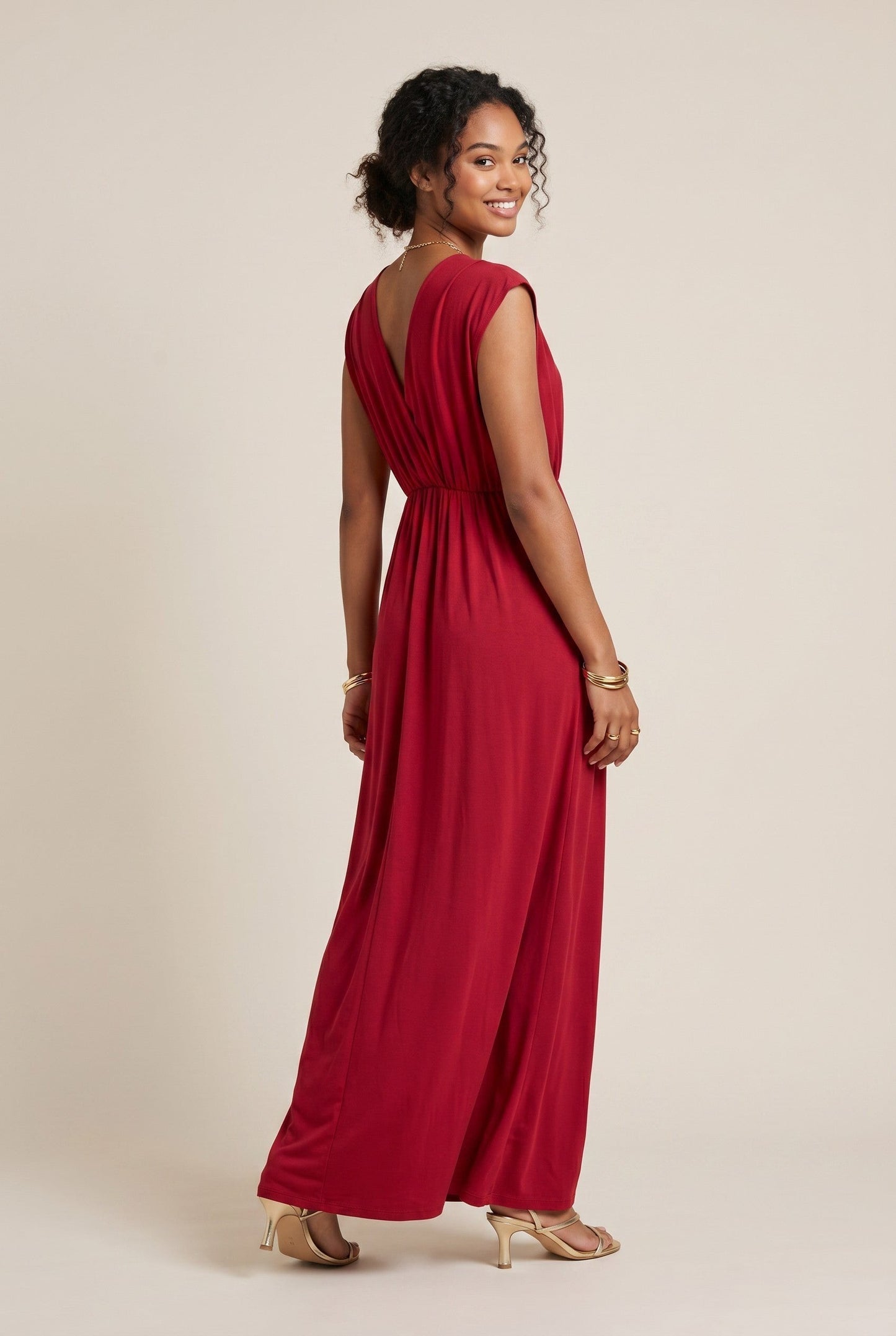 Robe longue rouge Baleate d'Osanna Creazione, coupe empire, col V, élastique sous poitrine, fluide et évasée.