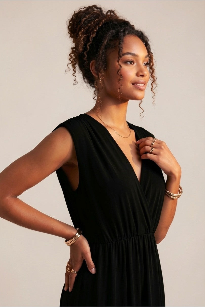 Robe longue noire Baleate d'Osanna Creazione, coupe empire, col V, manches courtes, idéale pour l'été.