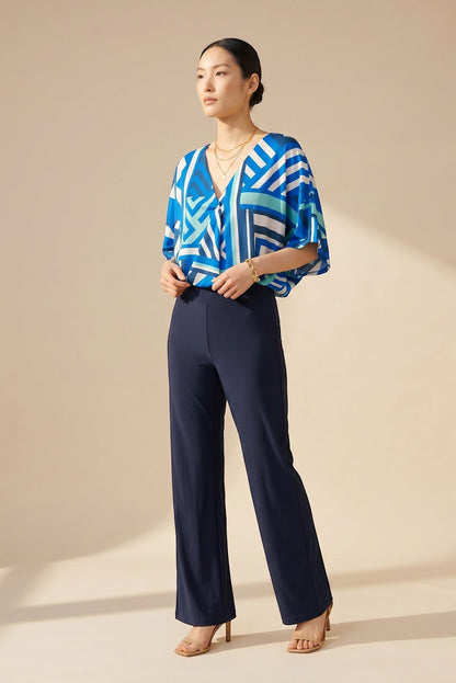 Top fluide col V bleu et blanc à motif géométrique, manches larges, coupe ample, par Osanna Creazione.