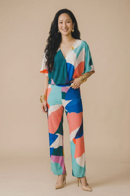 Top fluide col V Toralie Osanna Creazione, imprimé abstrait multicolore, manches larges, coupe ample.
