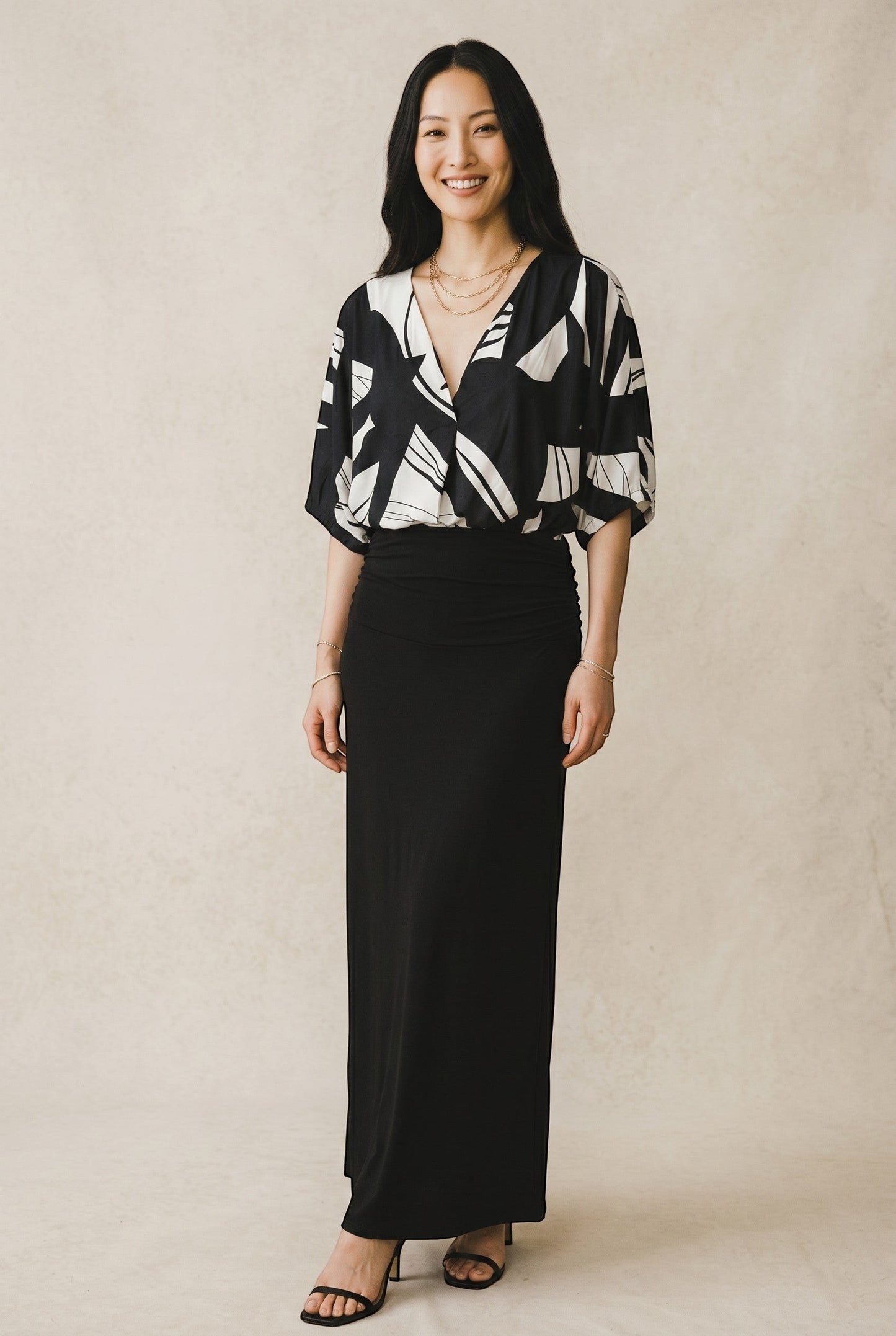 Top fluide noir et blanc à imprimé abstrait, col V, manches larges, coupe ample, par Osanna Creazione.