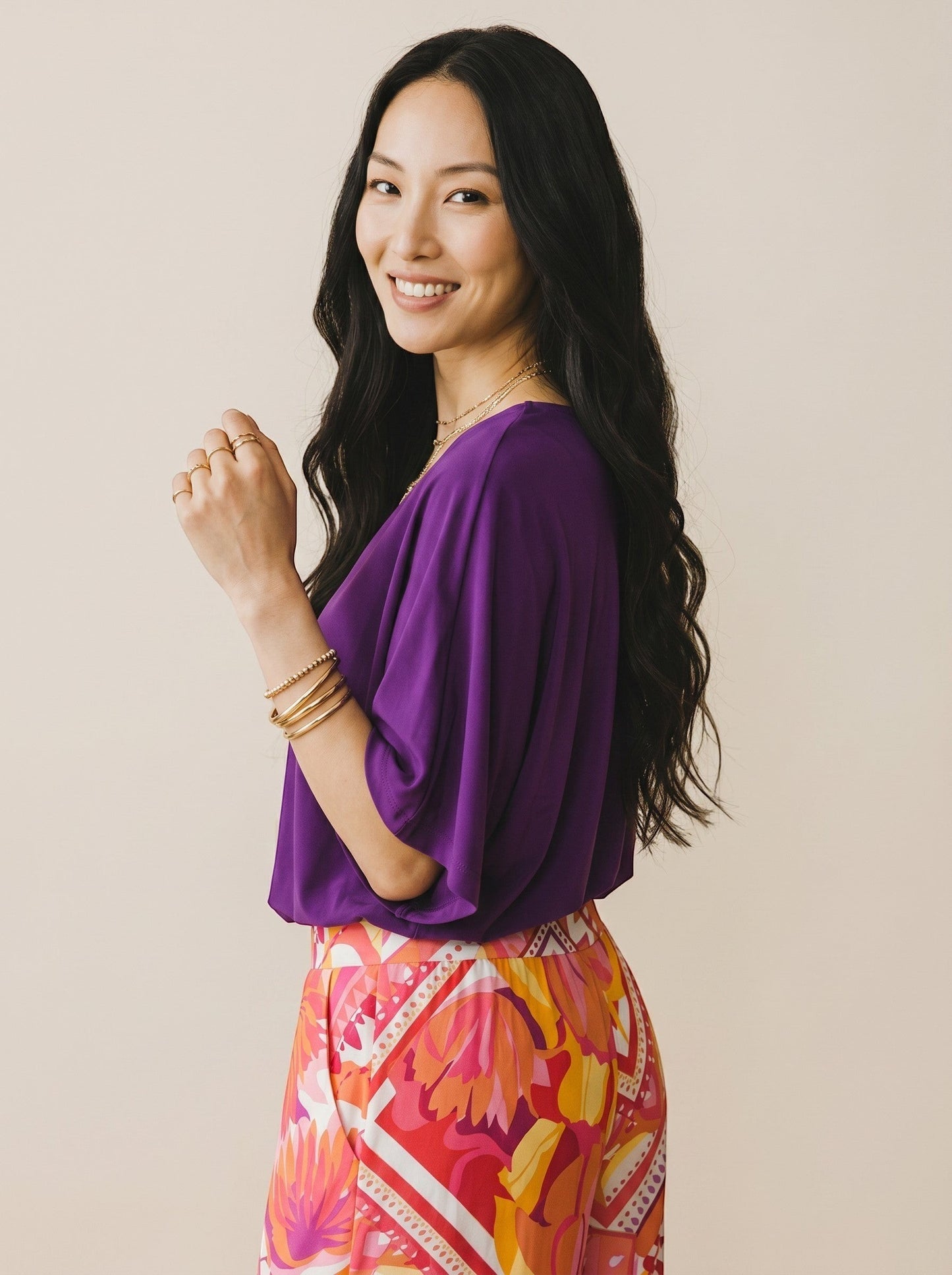 Osanna Creazione Top Toralie violet encolure V ample manches larges, coupe fluide, porté par une femme