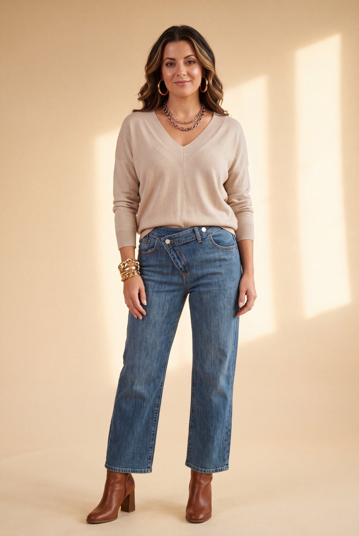 Pull Laoali écru à col V, vue de face – Osanna Creazione