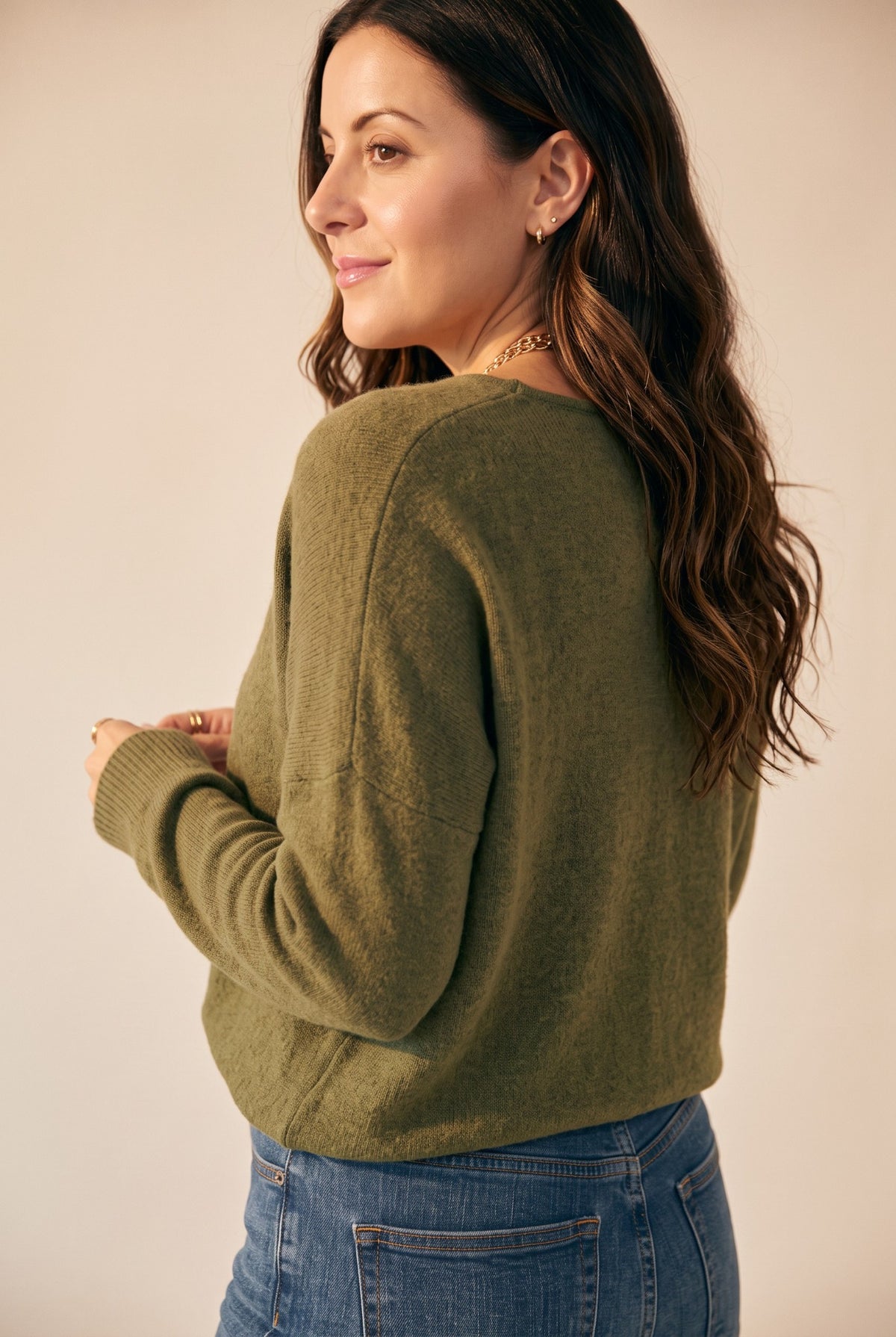 Pull SCOLLO kaki femme, vue de dos – Sélection OSANNA