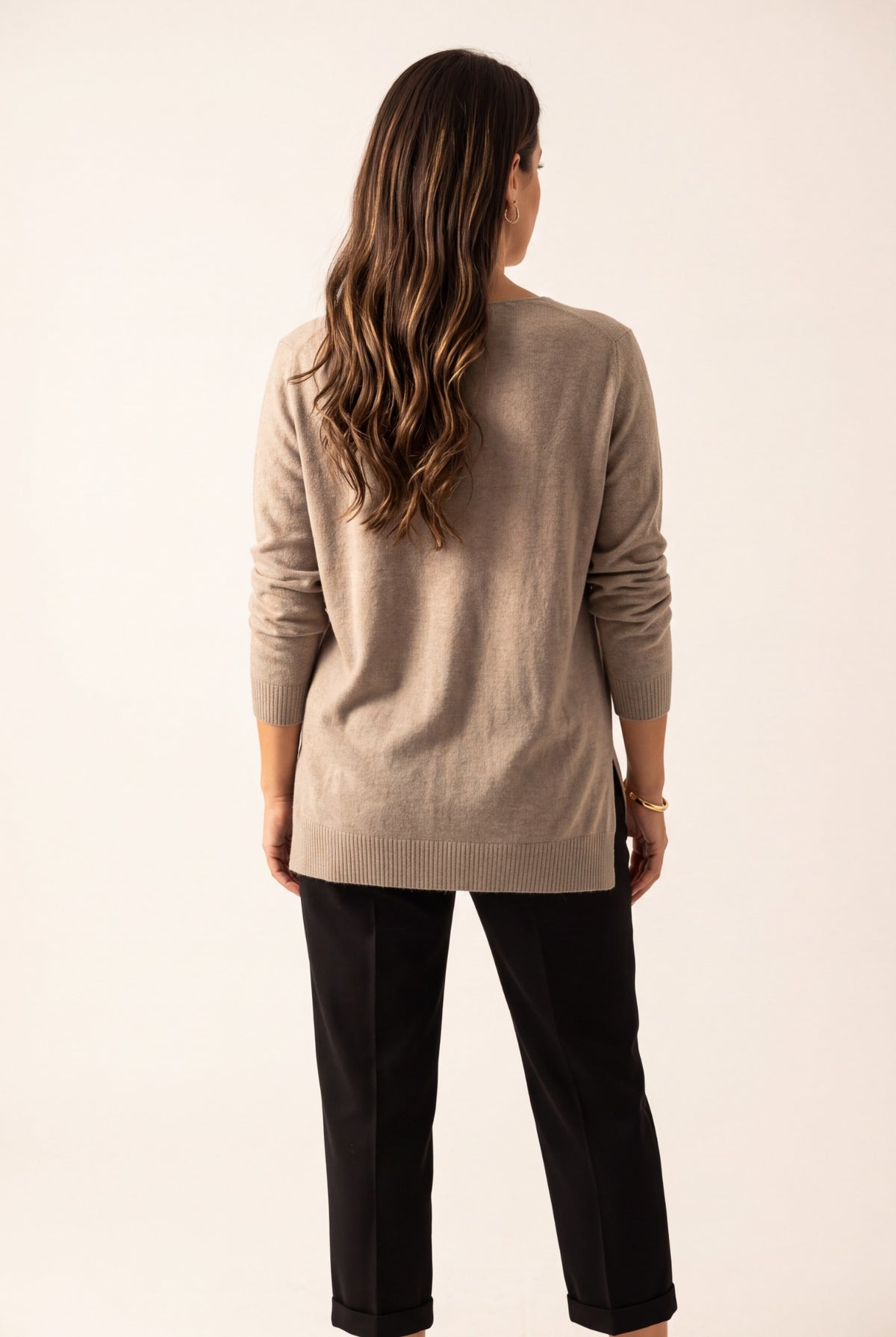 Pull SCOLLO taupe femme, vue de dos – Sélection OSANNA